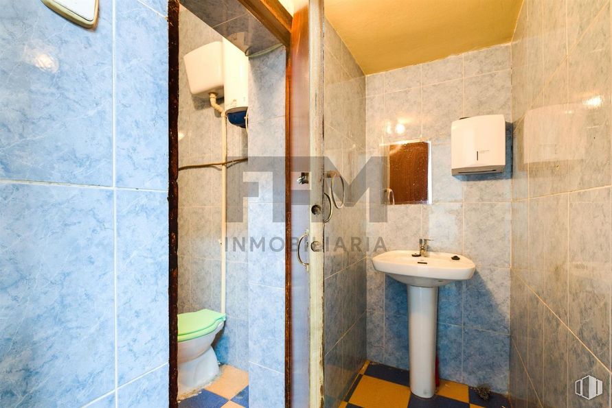 Local en venta en Zona Bravo Murillo, Tetuán, Madrid, 28039 con fregadero, inodoro, espejo, propiedad, grifo, accesorios de fontanería, azure, cuarto de baño, interiorismo y alumbrado alrededor