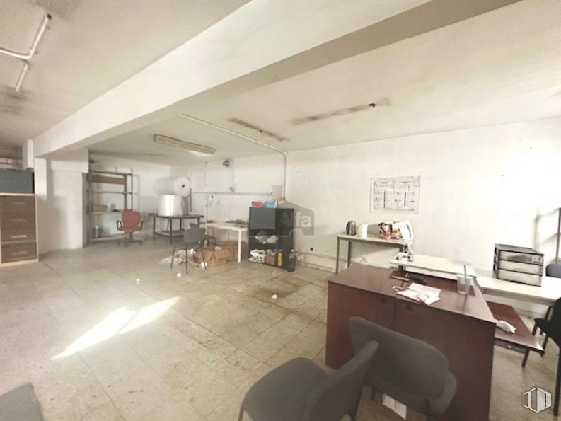 Industrial for sale at Polígono Industrial Julián Camarillo, San Blas - Canillejas, Madrid, 28037 with desk, chair, furniture, building, table, office chair, flooring, interior design, floor and ceiling around