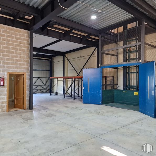 Industrial for sale & for rent at Avenida Naciones, Illescas, Toledo, 45200 with door, building, floor, wood, flooring, hall, beam, gas, facade and fixture around