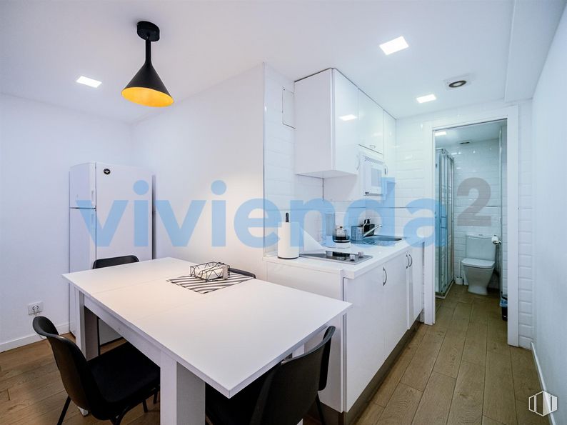 Oficina en venta en Plaza José Moreno Villa, Moncloa - Aravaca, Madrid, 28008 con lámpara, alumbrado, silla, inodoro, refrigerador, ebanistería, mesa de cocina y comedor, edificio, mesa y interiorismo alrededor