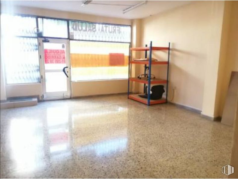 Local en alquiler en Calle Córdoba, Getafe, Madrid, 28903 con estantería, edificio, accesorio, madera, suelo, piso, pasillo, madera, ventana y evento alrededor