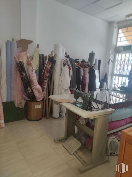 Local en venta en Calle Miguel de Moncada, Alcalá de Henares, Madrid, 28804 con mesa, equipaje y bolsos, piso, ventana, pavimentos, madera, escritorio, diseño de moda, escritorio y venta minorista alrededor