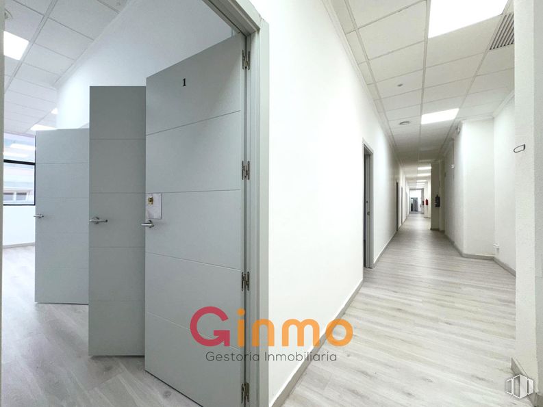 Oficina en alquiler y venta en Edificio Auge I, Calle María Tubau, 8, Fuencarral - El Pardo, Madrid, 28049 con puerta, edificio, accesorio, suelos, suelo, madera, rectángulo, hall, inmobiliario y exterior del automóvil alrededor