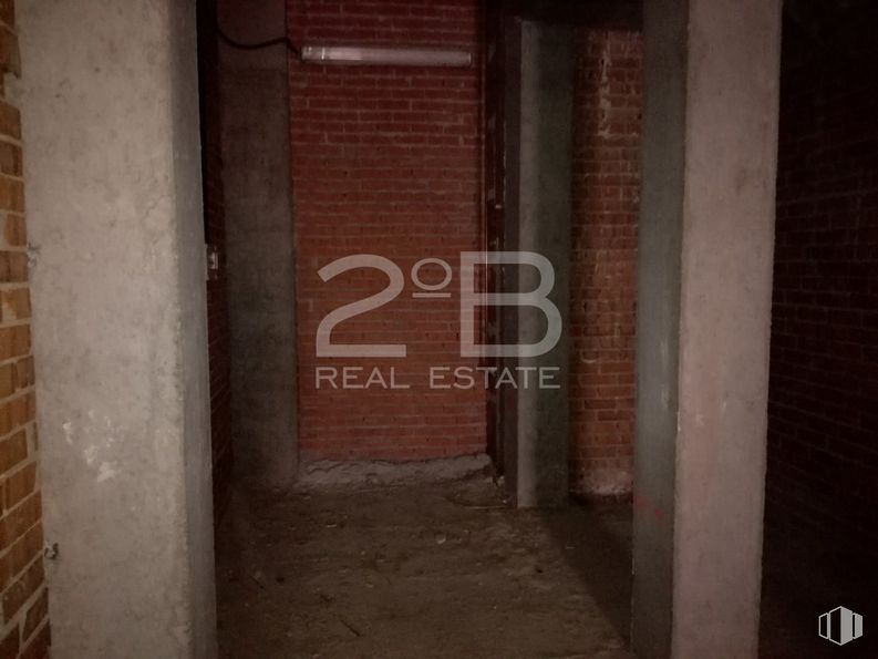 Retail for sale at Plaza Tres de Abril, 4, Azuqueca de Henares, Guadalajara, 19200 with brown, wood, brick, brickwork, flooring, floor, fixture, gas, font and building material around