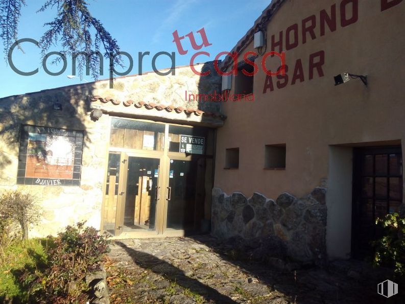 Retail for sale at Carretera Soria, Torrecaballeros, Segovia, 40160 with door, building, plant, property, sky, window, neighbourhood, font, residential area and facade around