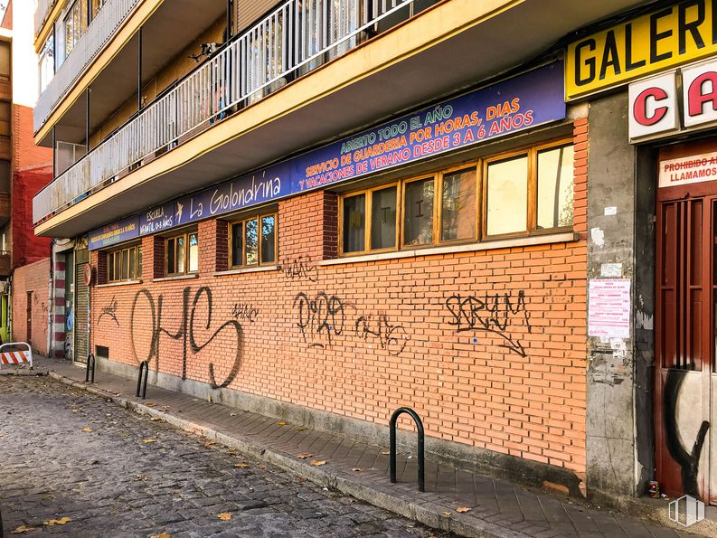 Retail for sale at Avenida Carabanchel Alto, Carabanchel, Madrid, 28044 with window, handwriting, building, brickwork, graffiti, wood, orange, brick, neighbourhood and font around