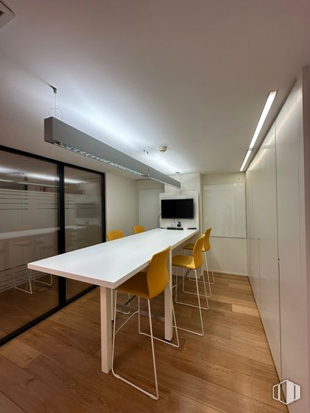 Oficina en alquiler en Barrio Salamanca, Salamanca, Madrid, 28002 con silla, mesa, alumbrado, lámpara, escritorio, mueble, edificio, madera, hall y suelos alrededor