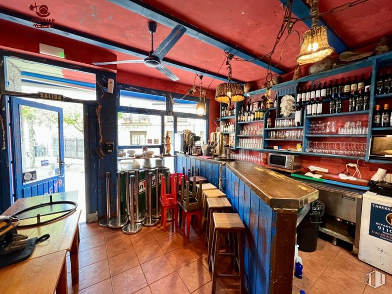 Retail for sale & for rent at Zona centro, Los Molinos, Madrid, 28460 with ceiling fan, lighting, light fixture, table, building, television, interior design, barware, shelf and wood around