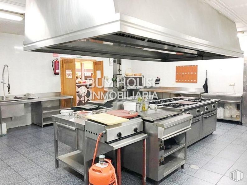 Retail for sale at Avenida Castilla-La Mancha, Illescas, Toledo, 45200 with luggage & bags, furniture, cabinetry, building, countertop, table, interior design, kitchen, chair and wood around