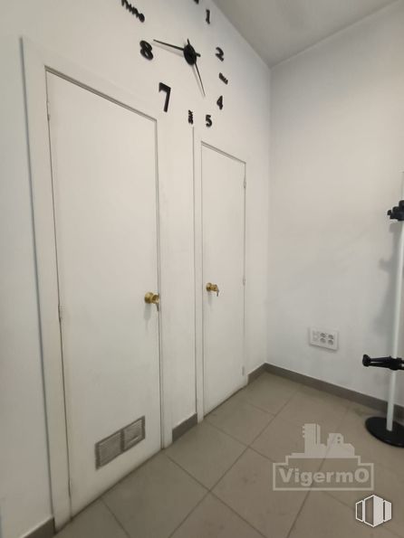 Local en alquiler y venta en Zona Centro, Torrejón de Ardoz, Madrid, 28850 con puerta, accesorio, edificio, pared, asa, suelos, ferretería doméstica, techo, material compuesto y habitación alrededor