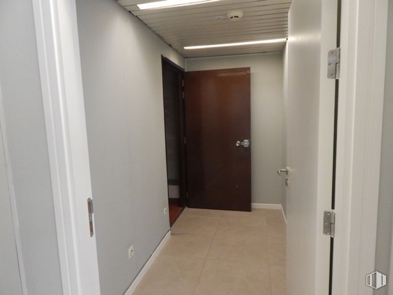 Local en venta en Avenida de Alberto Alcocer, 29, Chamartín, Madrid, 28036 con puerta, accesorio, edificio, madera, diseño de interiores, piso, suelo, puerta de casa, pasillo y madera alrededor