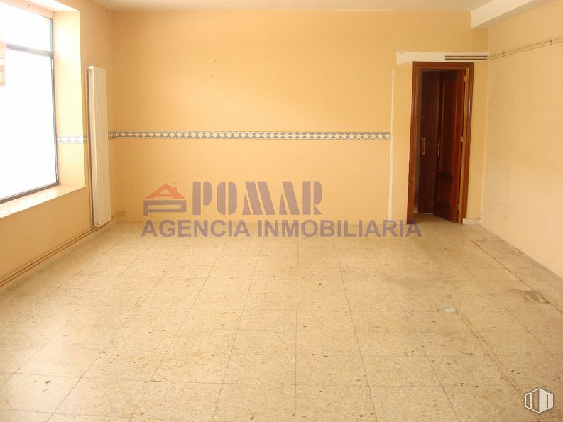 Local en venta en Calle Hornos Caleros, 48, Ávila, 05001 con ventana, puerta, edificio, accesorio, madera, pintura, piso, suelo, bienes raíces y techo alrededor