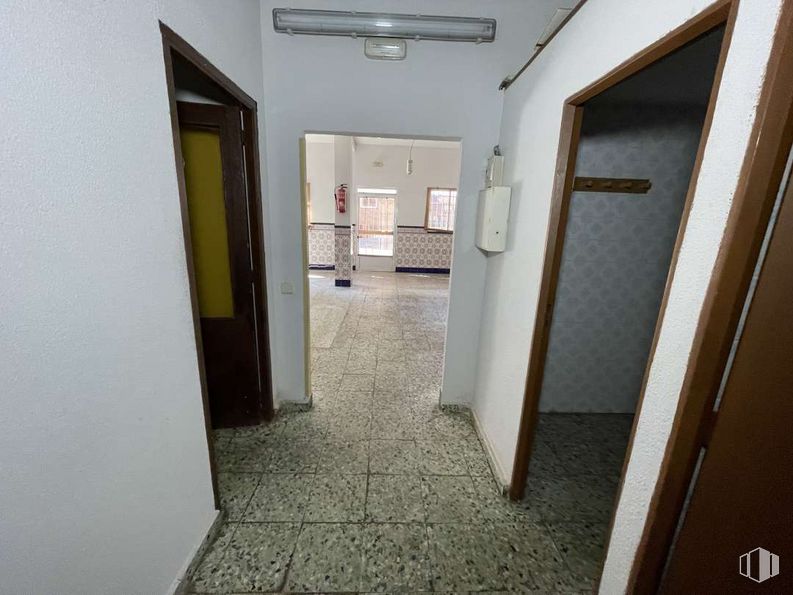 Retail for sale at Calle Río Mimbre, 9, Toledo, 45007 with door, light fixture, building, fixture, floor, flooring, house, wood, ceiling and handle around