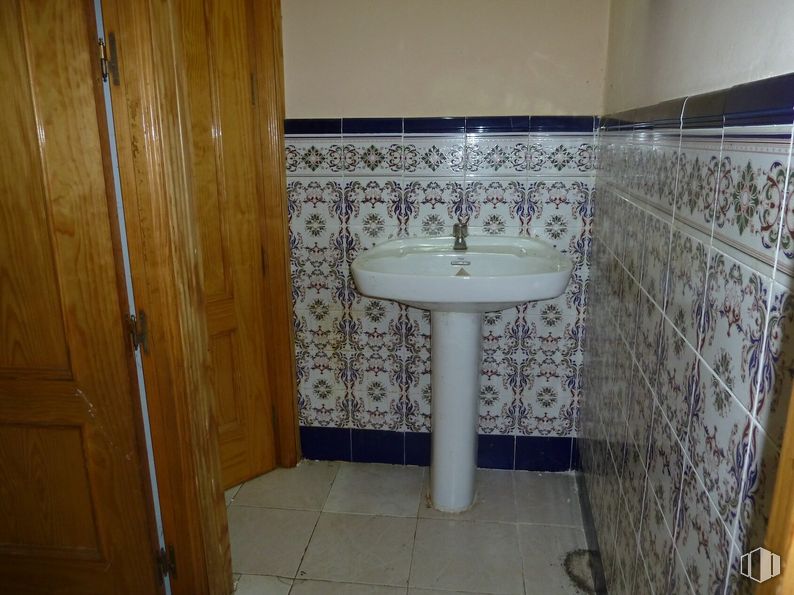 Local en alquiler y venta en Zona Centro, Azuqueca de Henares, Guadalajara, 19200 con fregadero, accesorio de fontanería, grifo, lavabo de baño, edificio, propiedad, baño, morado, diseño de interiores y suelo alrededor