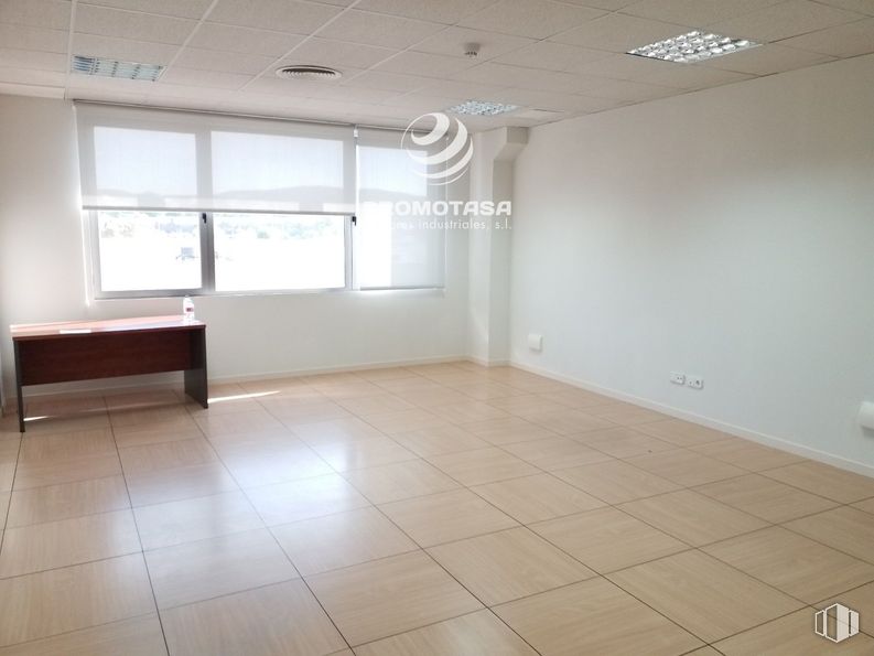 Oficina en alquiler en Zona empresarial, Rivas-Vaciamadrid, Madrid, 28521 con ventana, escritorio, suelos, suelo, interiorismo, techo, suelo de baldosas, vidrio, hall y suelos de madera alrededor