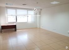 Oficina en alquiler en Zona empresarial, Rivas-Vaciamadrid, Madrid, 28521 con ventana, escritorio, suelos, suelo, interiorismo, techo, suelo de baldosas, vidrio, hall y suelos de madera alrededor