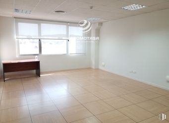 Oficina en alquiler en Zona empresarial, Rivas-Vaciamadrid, Madrid, 28521 con ventana, escritorio, suelos, suelo, interiorismo, techo, suelo de baldosas, vidrio, hall y suelos de madera alrededor