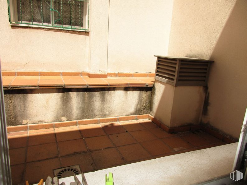 Local en venta en Calle Luna, Leganés, Madrid, 28911 con ventana, accesorio, madera, bañera, rectángulo, suelo, propiedad material, sombra, tintes y matices y madera alrededor