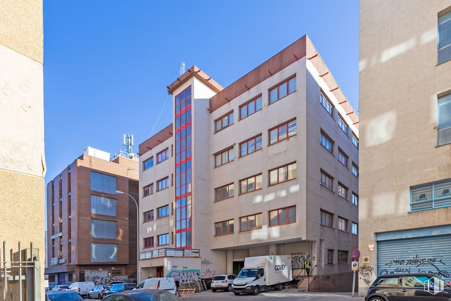 Nave en alquiler en Polígono Industrial El Aguacate, Carabanchel, Madrid, 28044 con coche, edificio, ventana, camión, rueda, neumático, día, propiedad, cielo y azul alrededor