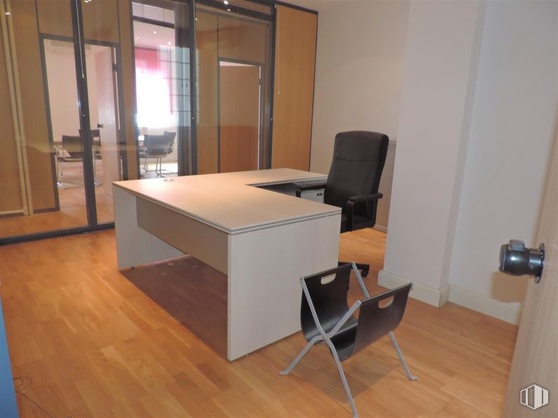 Oficina en alquiler en Calle García de Paredes, Chamberí, Madrid, 28010 con silla, escritorio, mesa, mueble, edificio, madera, suelos, puerta, suelo y madera dura alrededor