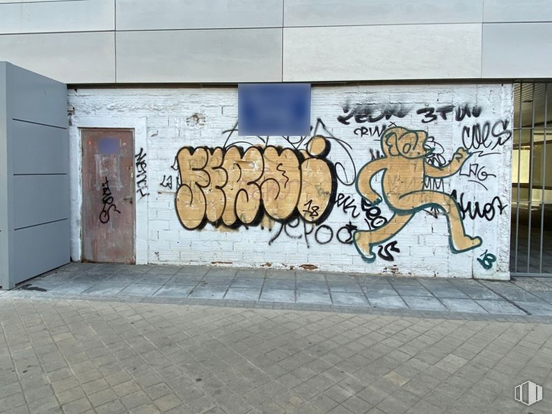 Local en venta en Calle Lonja de la Seda, 21, Carabanchel, Madrid, 28054 con animal, puerta, grafiti, arte, escritura a mano, ladrillo, gris, asfalto, superficie de carretera y fuente alrededor