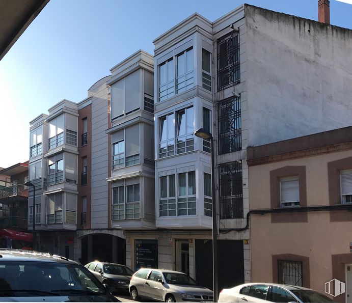 Local en venta en Calle Serranillos, 3, Getafe, Madrid, 28902 con coche, ventana, luz de estacionamiento automotriz, edificio, cielo, vehículo, rueda, neumático, diseño urbano y barrio alrededor