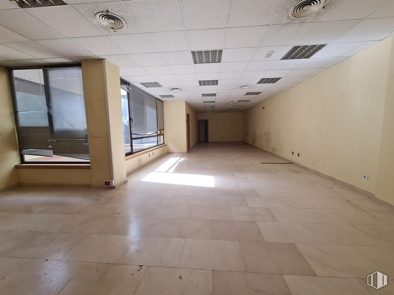 Local en alquiler en Zona centro, Valdemoro, Madrid, 28340 con lámpara, ventana, accesorio, hall, madera, suelos, suelo de baldosas, edificio, techo y vidrio alrededor