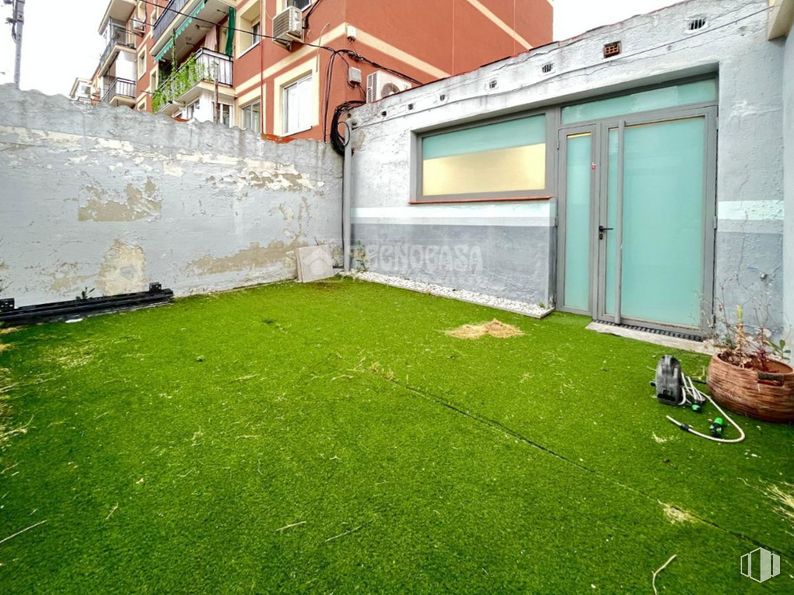 Retail for sale at Barrio San Nicasio, Leganés, Madrid, 28913 with door, building, window, plant, grass, land lot, urban design, road surface, flooring and tire around