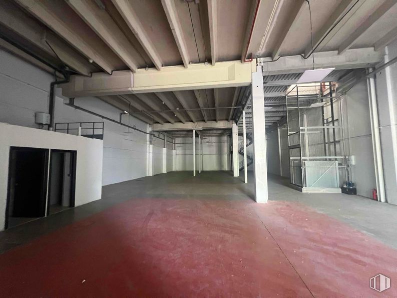 Nave en alquiler en Zona polígono industrial Sur, San Sebastián de los Reyes, Madrid, 28700 con hall, accesorio, edificio, suelo, suelos, madera, techo, puerta, simetría y evento alrededor