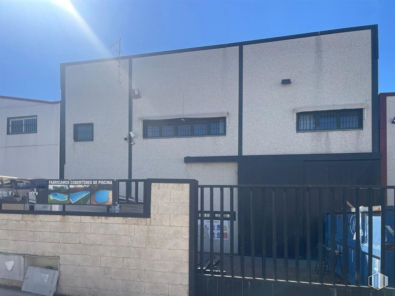 Industrial for sale at Avenida Monte Boyal, 43, Casarrubios del Monte, Toledo, 45950 with window, building, sky, daytime, architecture, facade, gas, urban design, composite material and city around