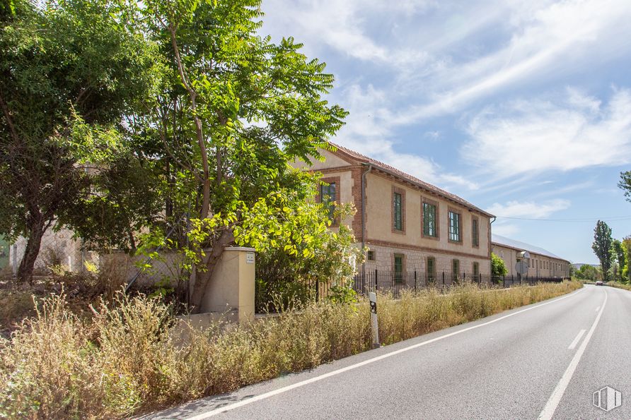 Industrial for sale at Carretera Perales de Tajuña a Albares, km 7.300, Carabaña, Madrid, 28560 with house, plant, sky, building, cloud, window, tree, road surface, land lot and asphalt around