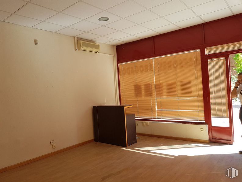 Local en alquiler en Calle Río Ebro, Móstoles, Madrid, 28935 con ebanistería, persiana de la ventana, persona, edificio, ventana, pasillo, madera, suelo, sombra y piso alrededor