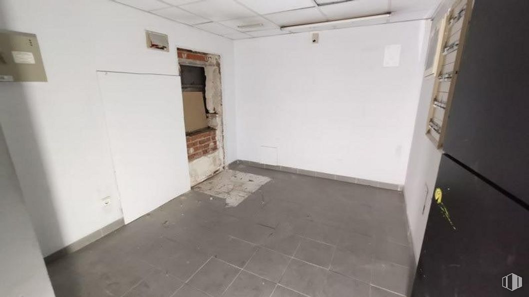 Retail for sale & for rent at Calle Leopoldo Alas Clarín, Fuencarral - El Pardo, Madrid, 28035 with fixture, flooring, floor, house, wood, building, ceiling, composite material, door and hardwood around