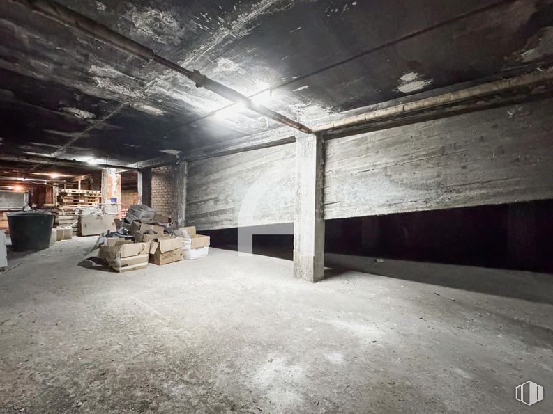 Industrial for sale at Barrio Guindalera, Salamanca, Madrid, 28028 with floor, ceiling, composite material, concrete, basement, beam and building material around