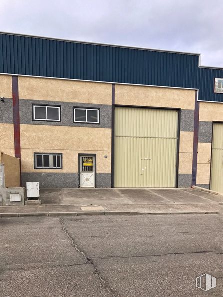 Industrial for sale at Calle Alfonso VI, 33, Yuncos, Toledo, 45210 with door, building, window, sky, fixture, road surface, asphalt, architecture, wood and rectangle around