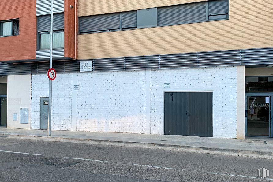 Retail for sale & for rent at Carretera Noblejas, 7, Ocaña, Toledo, 45300 with door, building, window, road surface, asphalt, fixture, brick, composite material, sidewalk and rectangle around