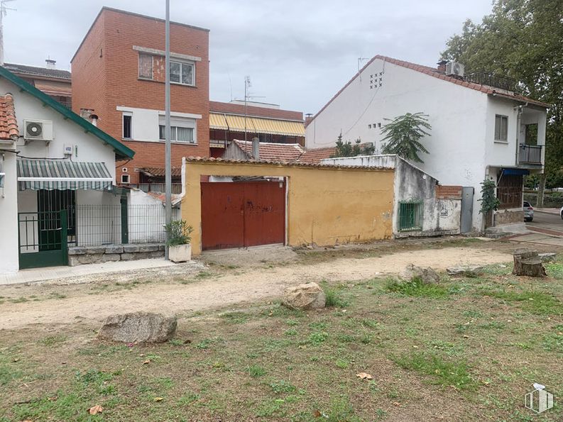 Local en venta en Calle Aragón, Collado Villalba, Madrid, 28400 con casa, ventana, planta, cielo, propiedad, edificio, lote de tierra, árbol, nube y barrio alrededor