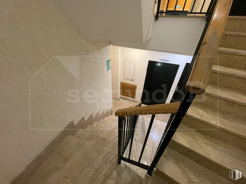 Retail for sale at Calle Escuelas Católicas, 1, Las Rozas de Madrid, Madrid, 28230 with mirror, wood, floor, flooring, hardwood, space, fixture, house, ceiling and plaster around