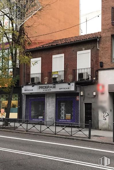 Retail for sale & for rent at Avenida Albufera, 38, Puente de Vallecas, Madrid, 28038 with window, building, road surface, tree, house, residential area, urban design, sidewalk, asphalt and brick around