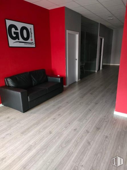 Retail for sale at Calle Nardo, Alcalá de Henares, Madrid, 28803 with couch, wood, interior design, architecture, flooring, comfort, floor, living room, wall and rectangle around