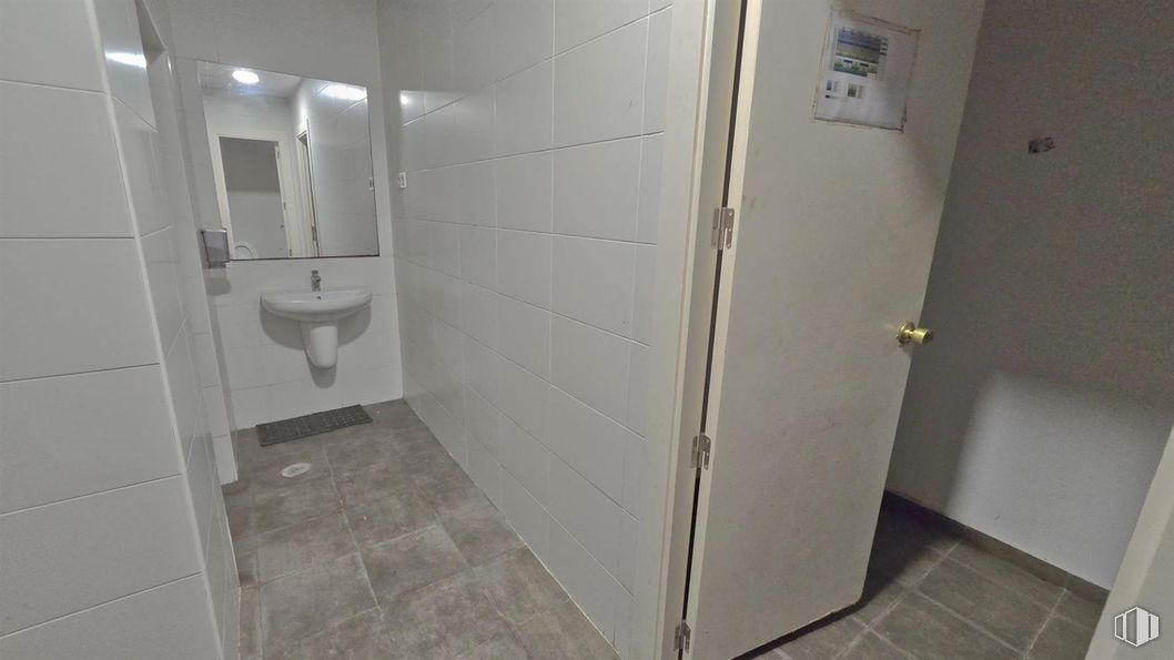 Retail for sale at Calle Hospital, 25, Pozuelo de Alarcón, Madrid, 28223 with sink, plumbing fixture, fixture, bathroom, building, floor, flooring, mirror, plumbing and house around