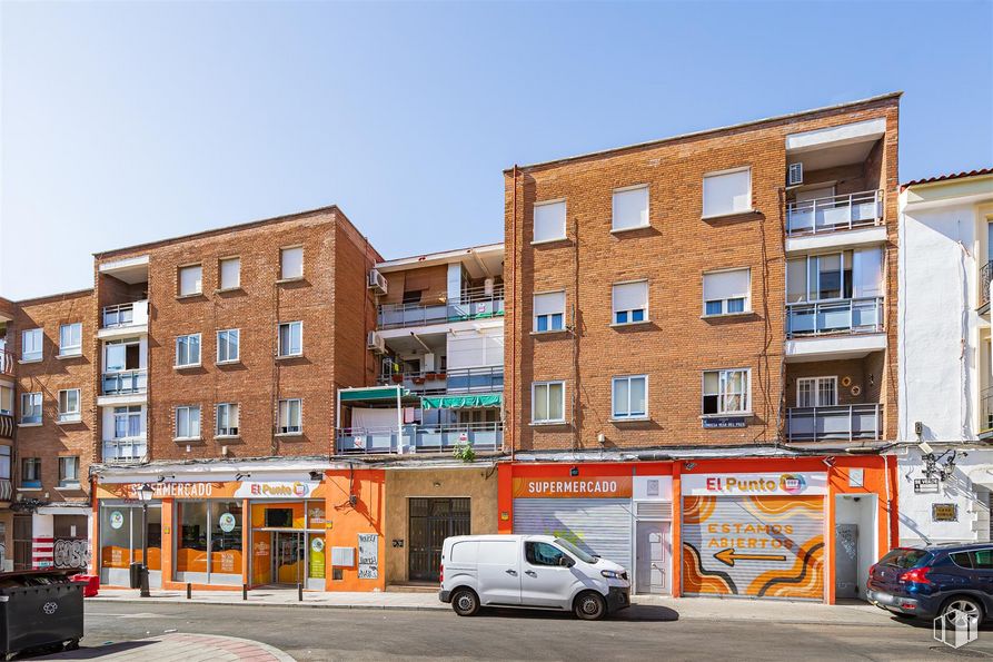 Local en alquiler y venta en Calle Condesa Vega del Pozo, 28, Vicálvaro, Madrid, 28032 con coche, camioneta, edificio, rueda, vehículo terrestre, cielo, neumático, ventana, vehículo y diseño urbano alrededor