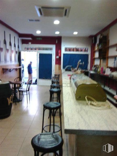 Retail for rent at Zona céntrica, Cuenca, 16004 with stool, furniture, property, table, interior design, floor, flooring, wall, wood and automotive design around