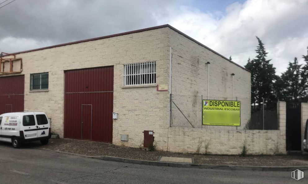 Nave en alquiler en Calle León, Arganda del Rey, Madrid, 28500 con camioneta, ventana, puerta, casa, luz de estacionamiento automotriz, cielo, nube, propiedad, rueda y neumático alrededor