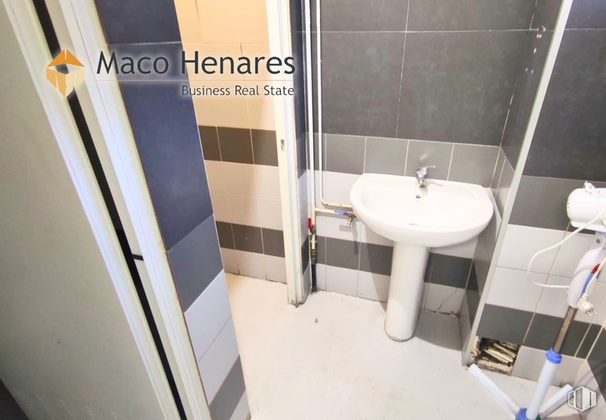 Industrial for rent at Zona industrial Inbisa, Alcalá de Henares, Madrid, 28802 with sink, flooring, floor, plumbing fixture, plumbing, bathroom, tile, tile flooring, toilet and cleanliness around