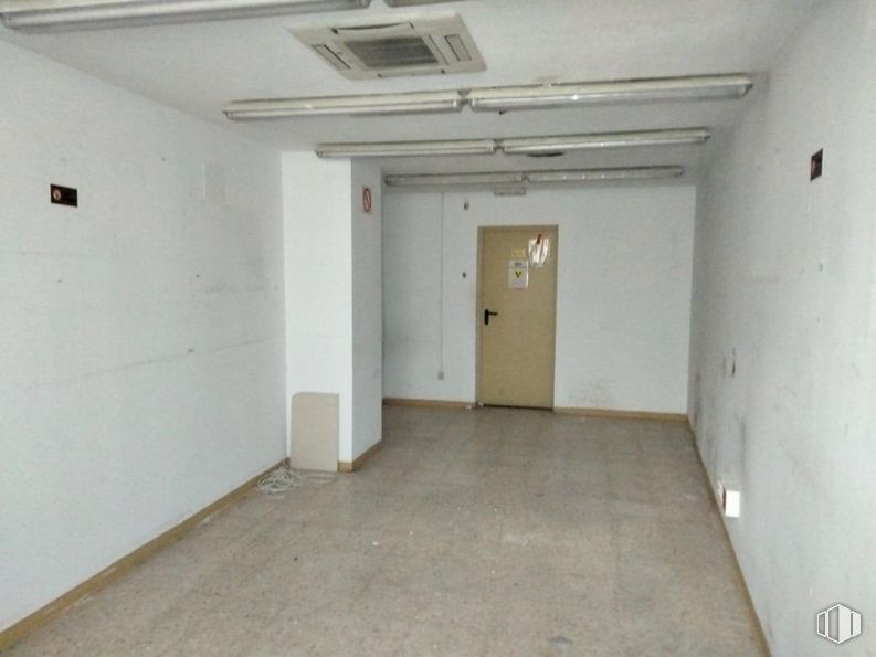 Local en venta en Calle Plaza, 34, Fuenlabrada, Madrid, 28944 con puerta, accesorio, hall, suelo, suelos, edificio, techo, evento, habitación y madera alrededor