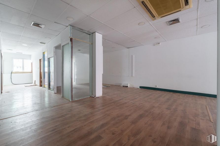 Retail for sale & for rent at Calle Emilio Ferrari, Ciudad Lineal, Madrid, 28017 with door, window, wood, hall, flooring, floor, fixture, hardwood, building and laminate flooring around