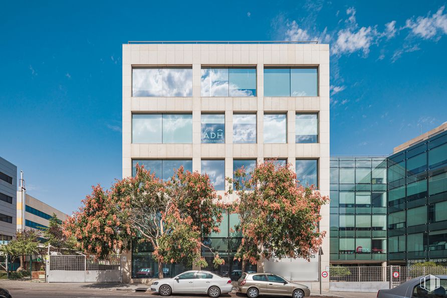 Oficina en alquiler en Edificio B, Calle Albasanz, 15 B, San Blas - Canillejas, Madrid, 28037 con coche, edificio, ventana, cielo, neumático, día, propiedad, rueda, nube y árbol alrededor