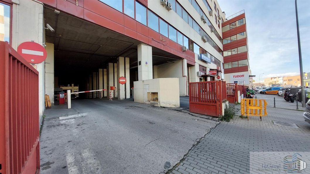 Nave en alquiler y venta en Camino Hormigueras, Villa de Vallecas, Madrid, 28031 con edificio, propiedad, ventana, superficie de la carretera, asfalto, diseño urbano, nube, fachada, ciudad y acera alrededor