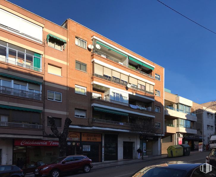 Retail for sale at Calle Real, San Sebastián de los Reyes, Madrid, 28700 with car, building, sky, tire, wheel, vehicle, architecture, neighbourhood, urban design and residential area around